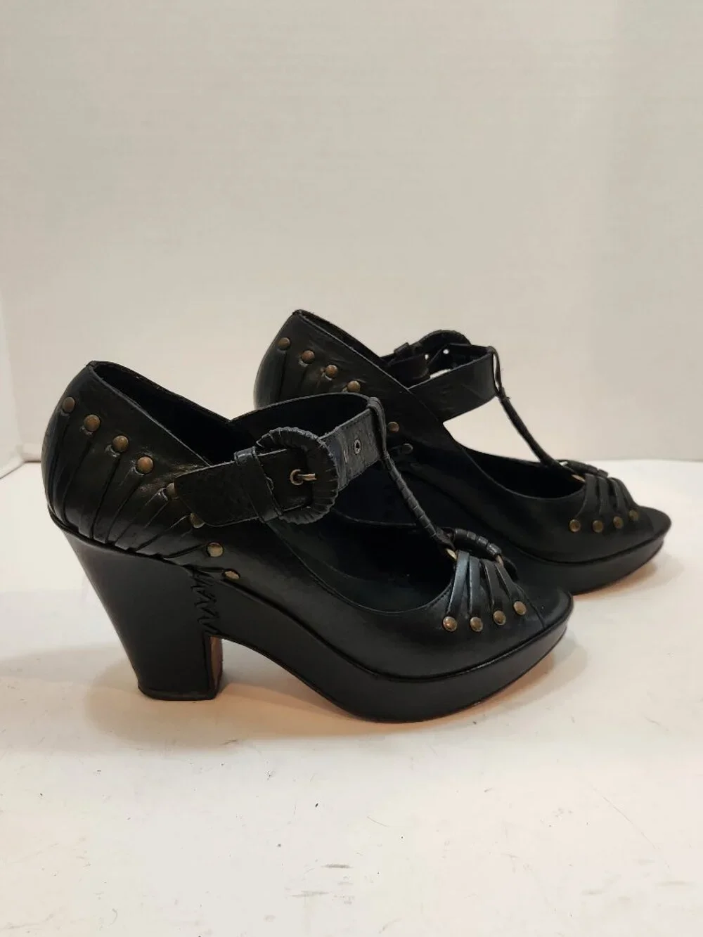 Frye Joy Black Leather Studded T-Strap Platform Sandals Made in Brazil Size 7B